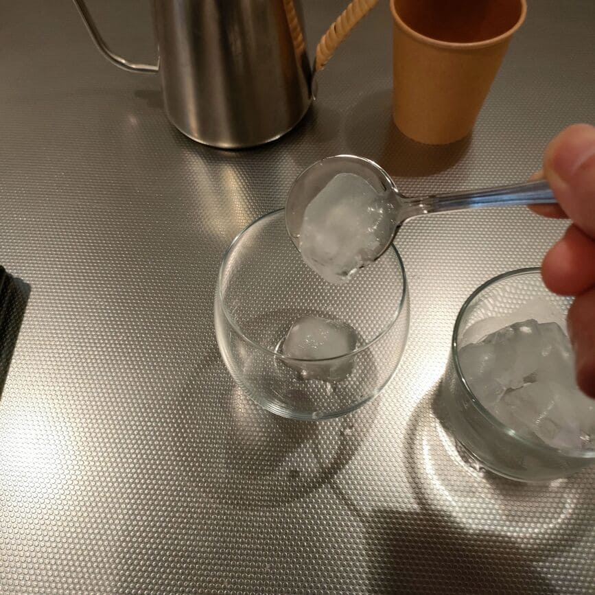 グラスに氷を入れる
